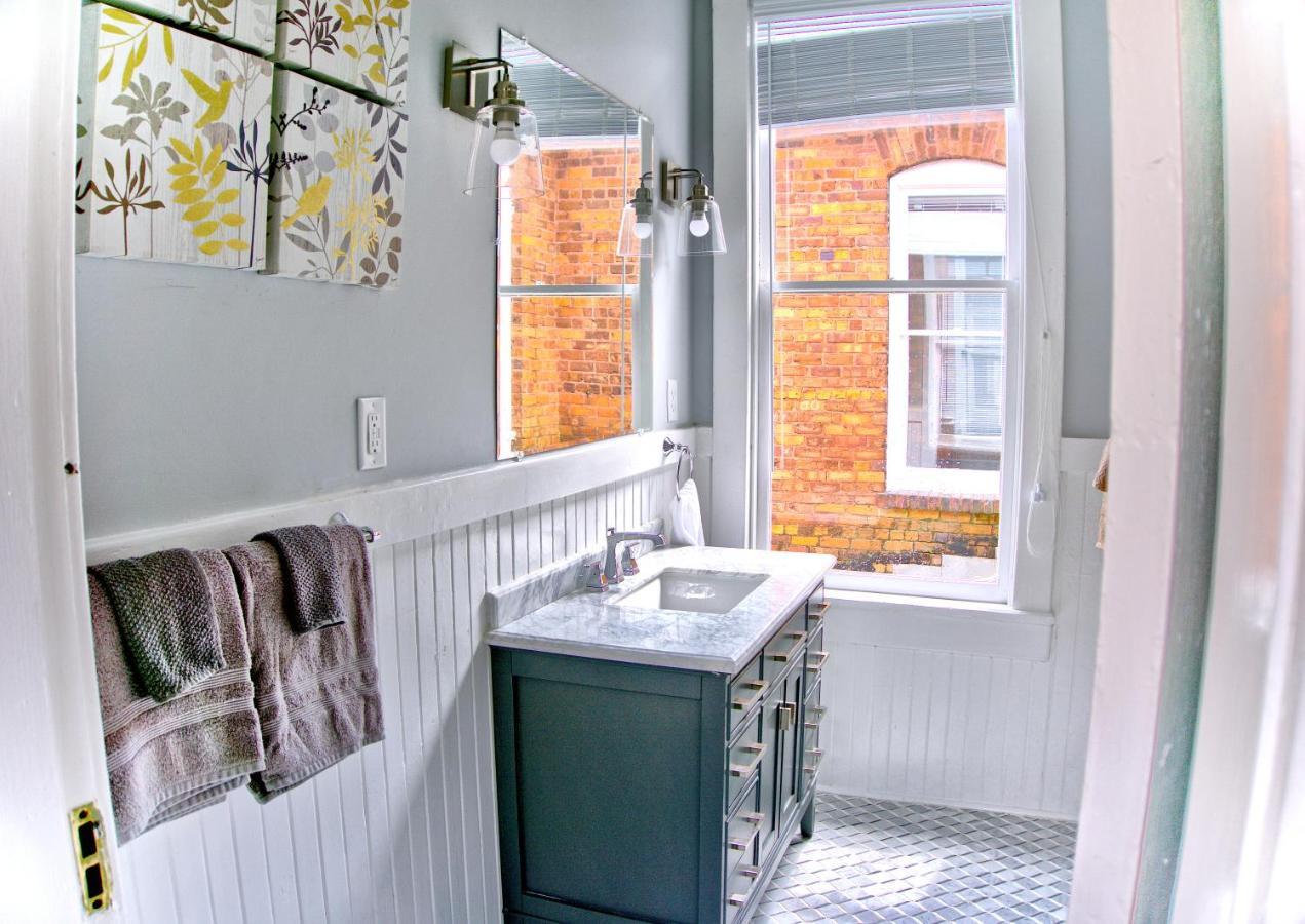 2 Bedroom Newly Renovated Townhome In Historic Savannah Exterior photo
