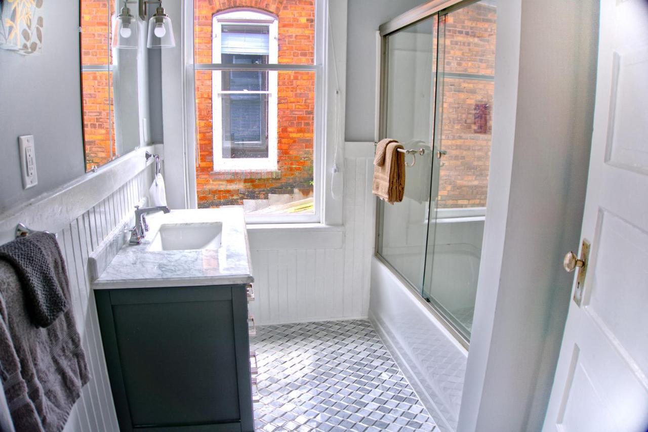 2 Bedroom Newly Renovated Townhome In Historic Savannah Exterior photo